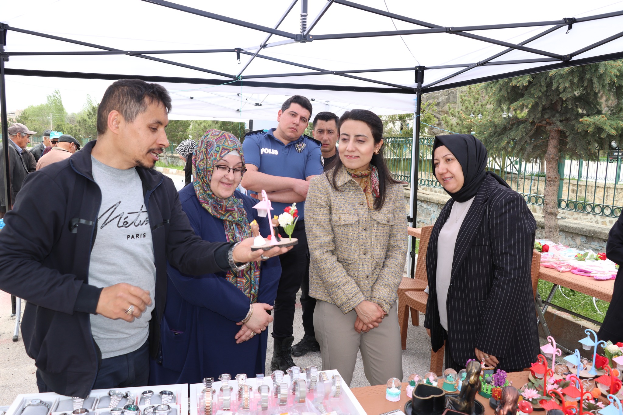 Başkan Ve Kaymakam, El Emeği̇ Kermesi̇'nde Bi̇r Araya Geldi̇2
