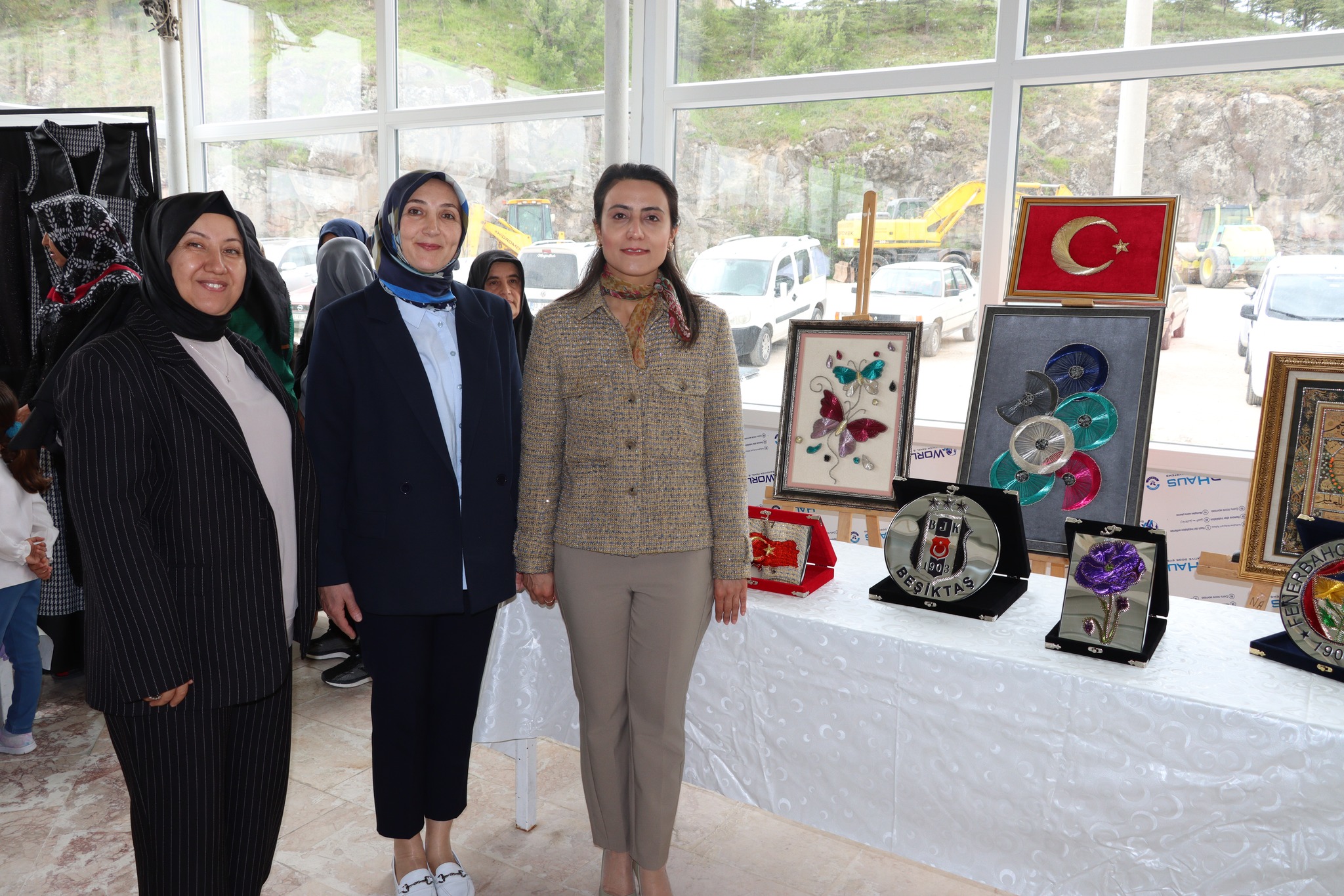 Başkan Ve Kaymakam, El Emeği̇ Kermesi̇'nde Bi̇r Araya Geldi̇8