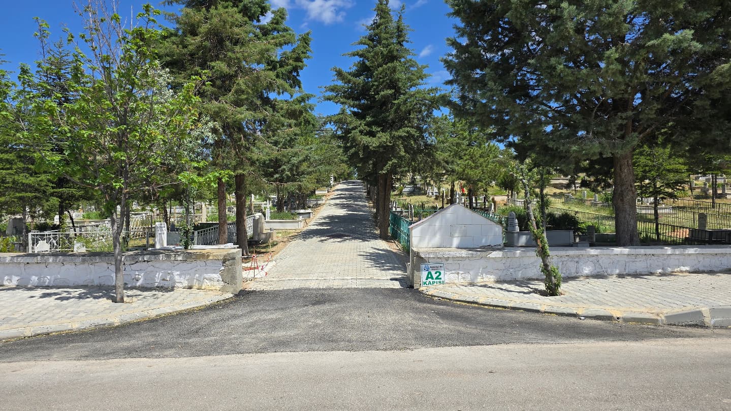 Bolvadi̇n Beledi̇yesi̇’nden Yol Hamlesi̇ Akçeşme Ve Mezarlik Yollari Yeni̇lendi̇