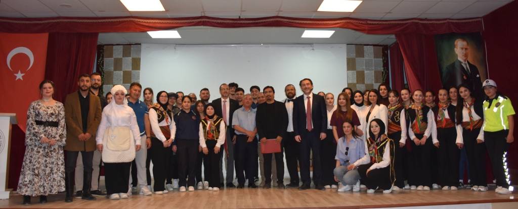 Bolvadi̇n Shmyo Öğrenci̇leri̇nden “Kadin Hayatin Kendi̇si̇di̇r” Etki̇nli̇ği̇6