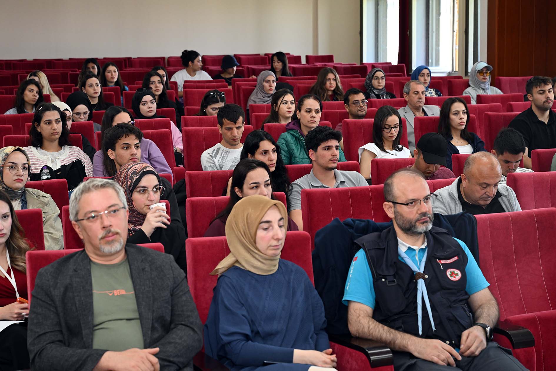 “Deprem Gerçeği̇ Karşisinda Bi̇rey Ve Toplum” Anlatildi1