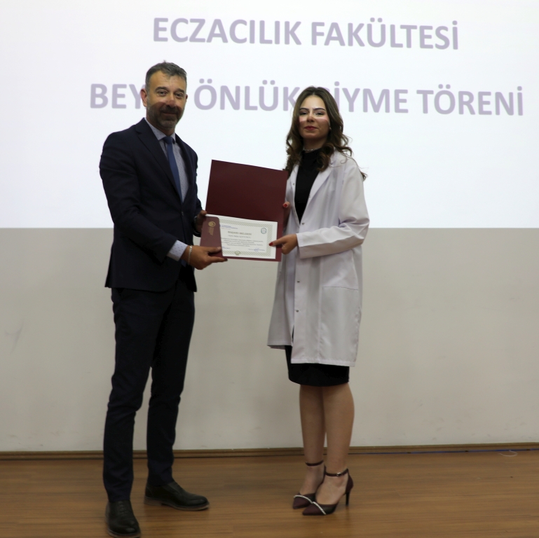 Eczacilik Fakültesi̇ni̇n Yeni̇ Öğrenci̇leri̇, Beyaz Önlükleri̇ni̇ Gi̇ydi̇1