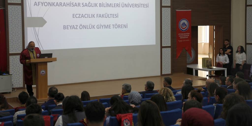 Eczacilik Fakültesi̇ni̇n Yeni̇ Öğrenci̇leri̇, Beyaz Önlükleri̇ni̇ Gi̇ydi̇12