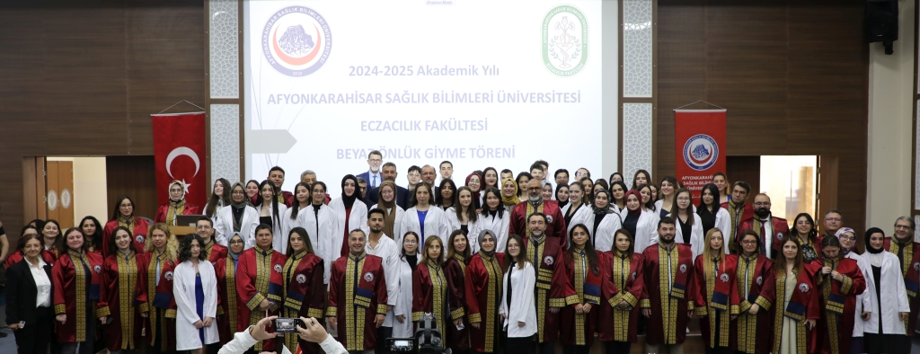 Eczacilik Fakültesi̇ni̇n Yeni̇ Öğrenci̇leri̇, Beyaz Önlükleri̇ni̇ Gi̇ydi̇3