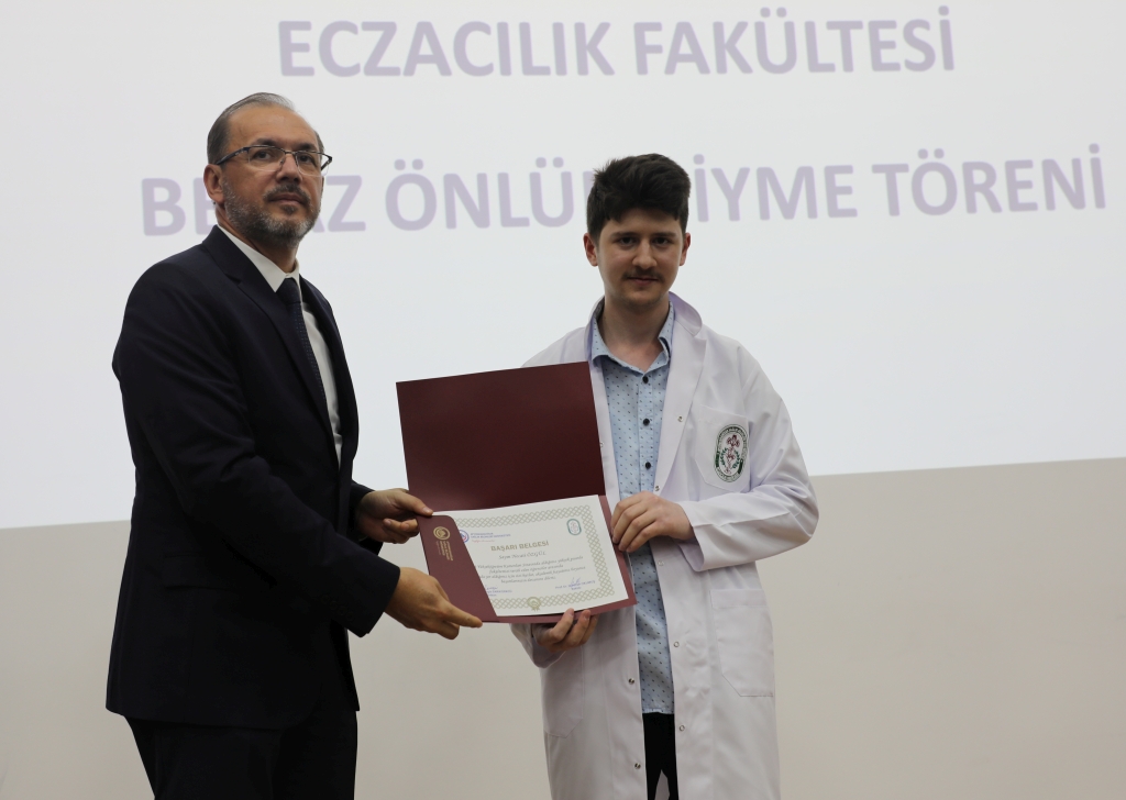 Eczacilik Fakültesi̇ni̇n Yeni̇ Öğrenci̇leri̇, Beyaz Önlükleri̇ni̇ Gi̇ydi̇8