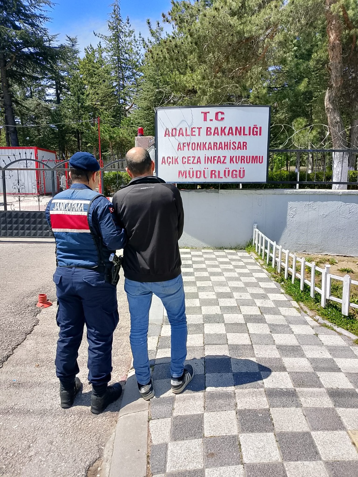 Fazla Kaçamadi Afyon’da Yakayi Ele Verdi̇!