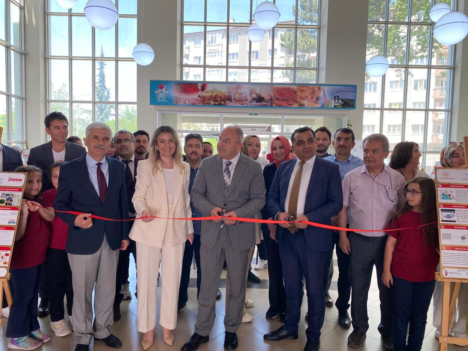 Harezmi̇ Eği̇ti̇m Modeli̇ Yil Sonu Sergi̇si̇ Gerçekleşti̇ri̇ldi̇