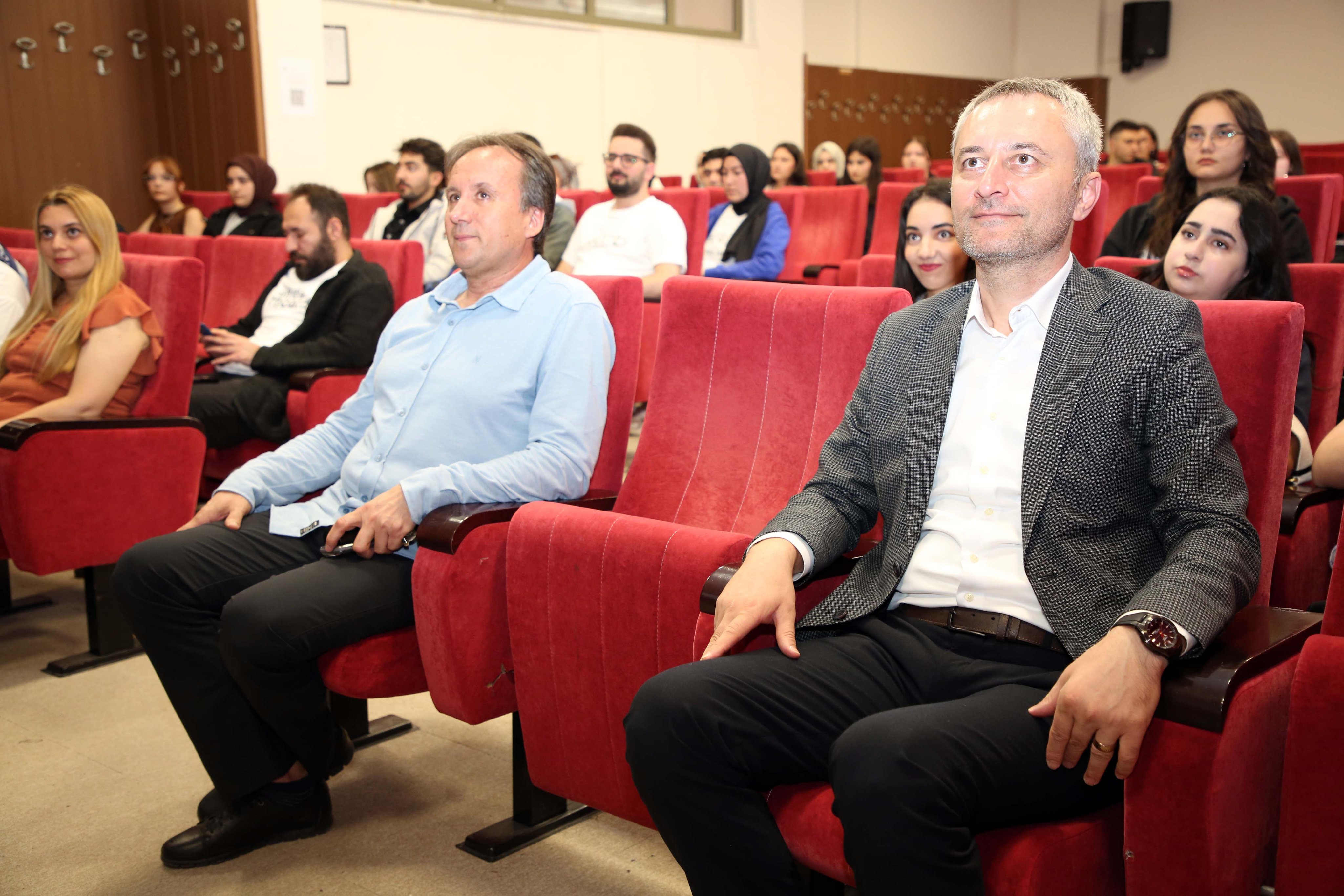 İi̇bf’de Kari̇yer Meslekleri̇ Tanitimi Yapildi1