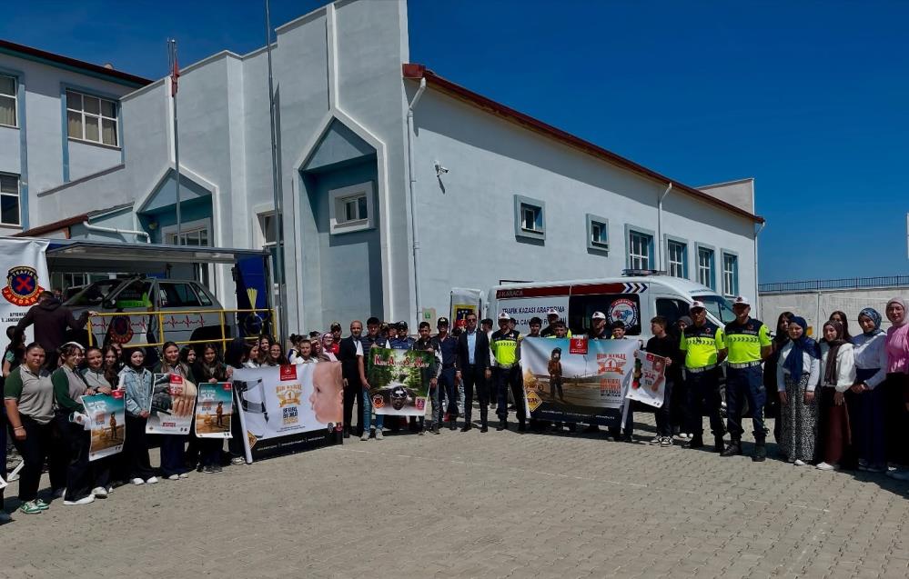 Jandarma’dan 160 Öğrenci̇ye Emni̇yet Kemeri̇ Ve Eği̇ti̇mi̇