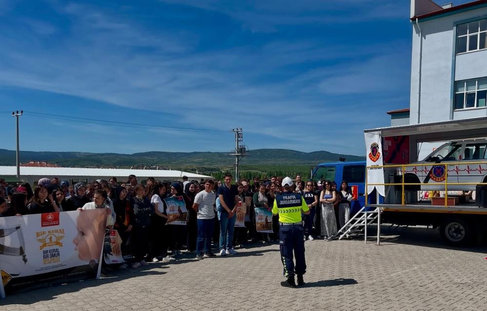 Jandarma’dan 160 Öğrenci̇ye Emni̇yet Kemeri̇ Ve Eği̇ti̇mi̇1