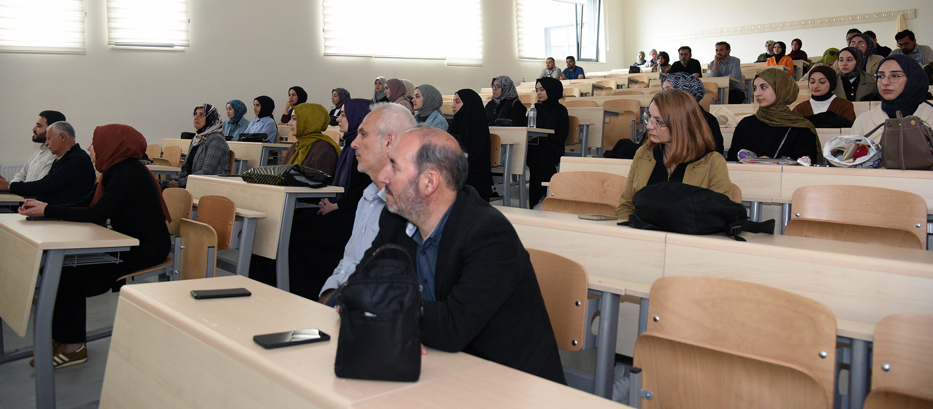 “Ki̇tap Sanatlari Ve Karahi̇sari̇ Mushaf I Şeri̇f” Konferansi Düzenlendi̇1