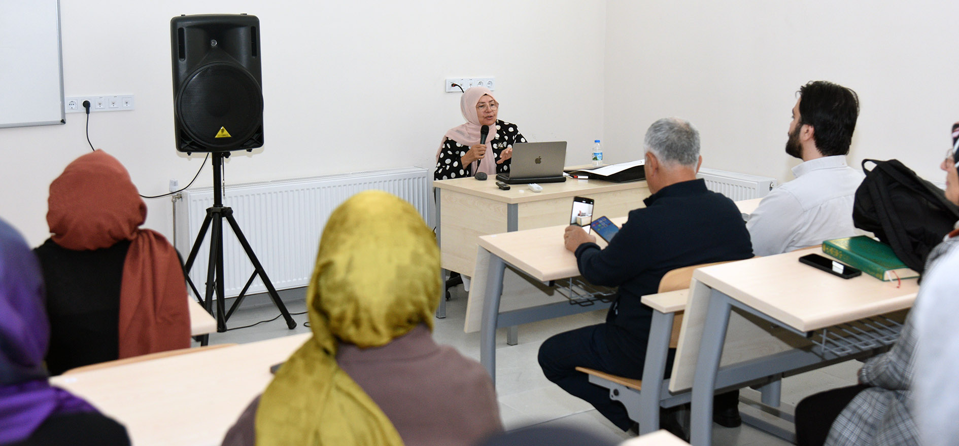 “Ki̇tap Sanatlari Ve Karahi̇sari̇ Mushaf I Şeri̇f” Konferansi Düzenlendi̇2
