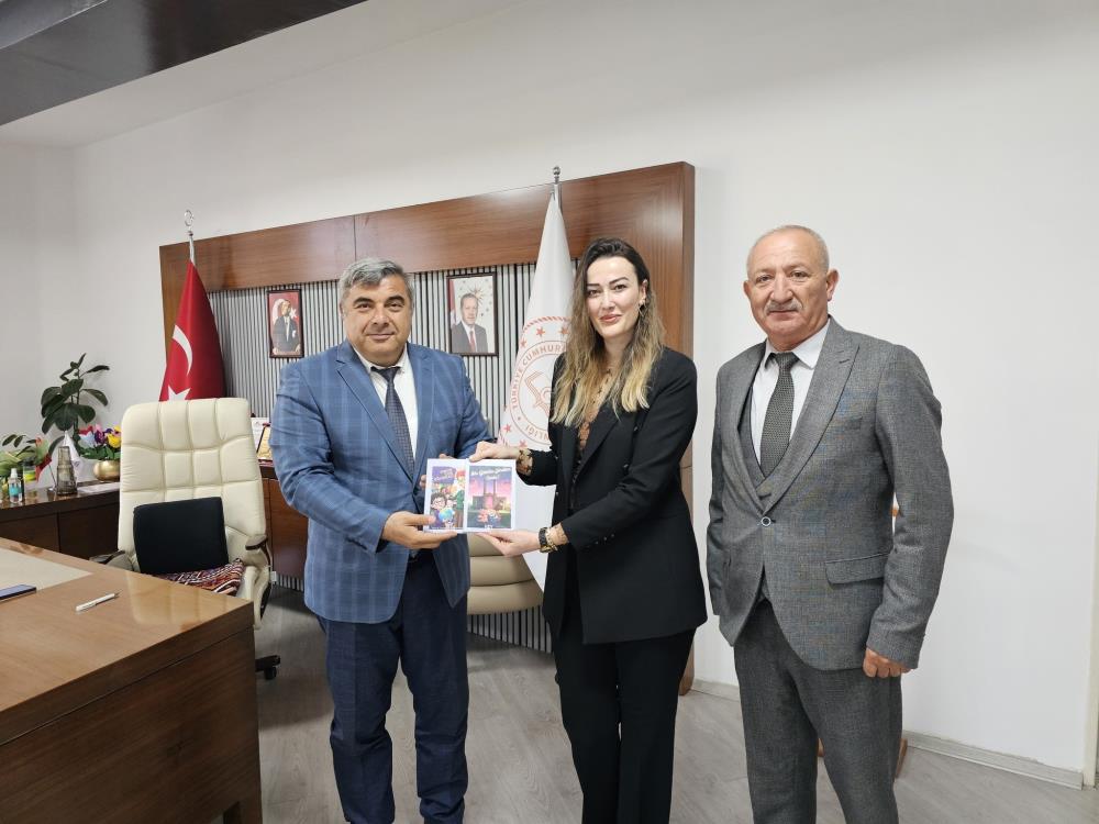 Kübra Öğretmenden Ki̇tap Takdi̇mi̇ Ve Teşekkür