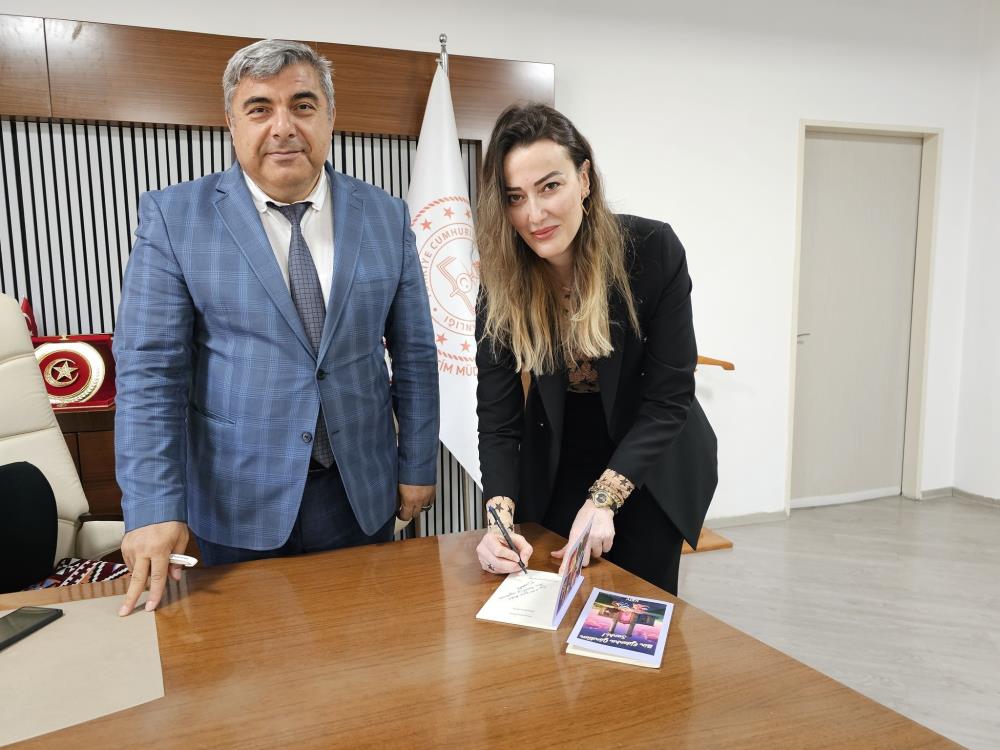 Kübra Öğretmenden Ki̇tap Takdi̇mi̇ Ve Teşekkür1