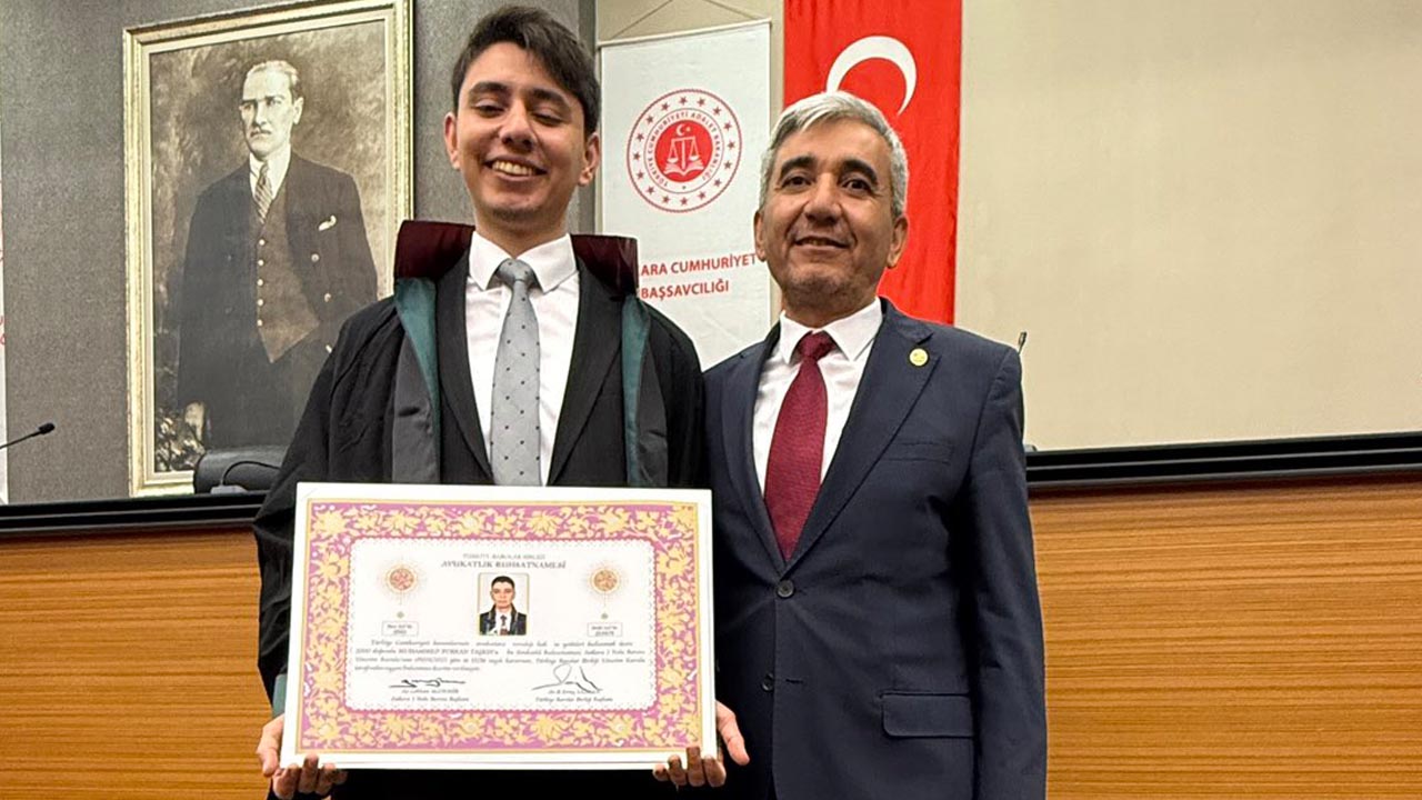 Mi̇lletveki̇li̇ Özkaya, Hangi̇ Genç Meslektaşinin Ruhsatname Töreni̇ne Katildi98