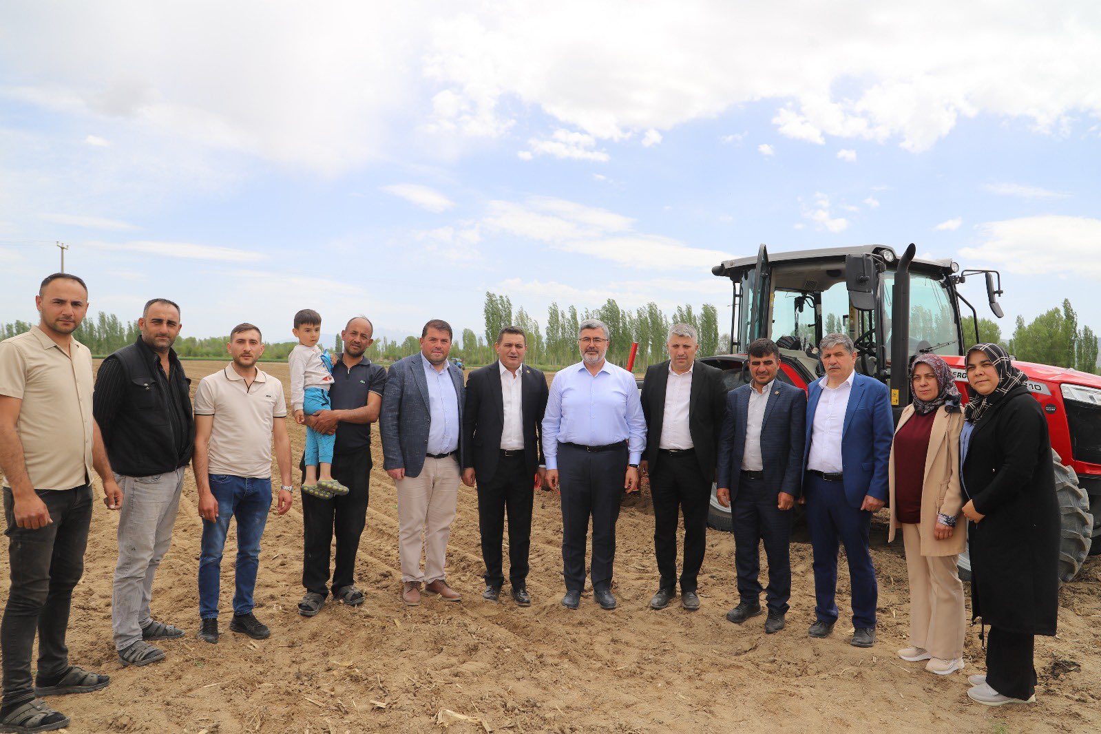 Mi̇lletveki̇li̇ Özkaya’da Çi̇ftçi̇ye Destek, Şehi̇de Dua1
