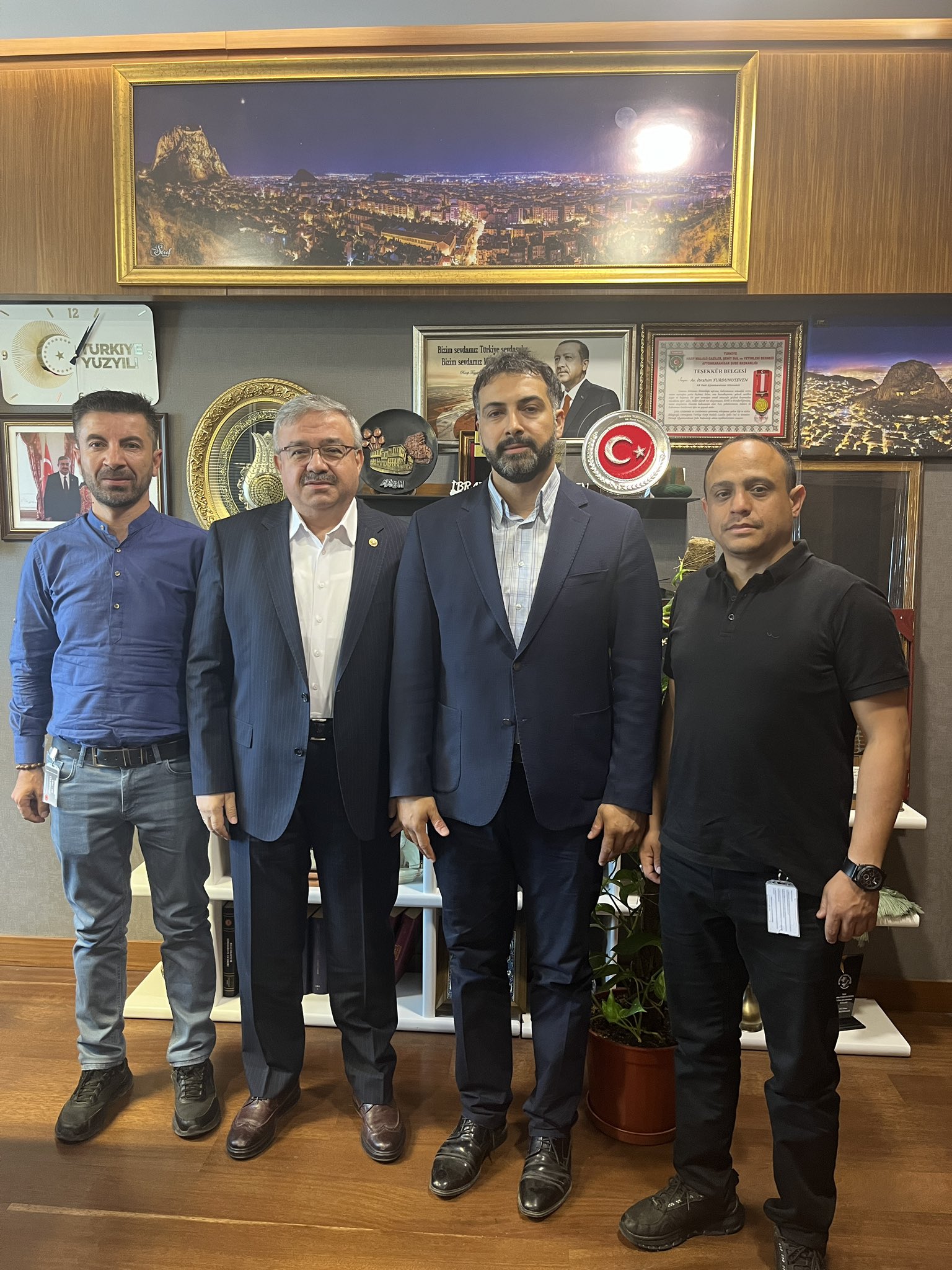 Mi̇lletveki̇li̇ Yurdunuseven’e Sağlik Sen Zi̇yareti̇