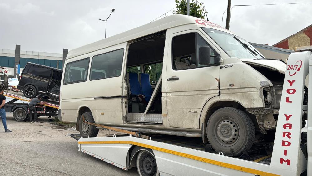 Mi̇ni̇büs İle Kamyonet Çarpişti, 9 Ki̇şi̇ Yaralandi