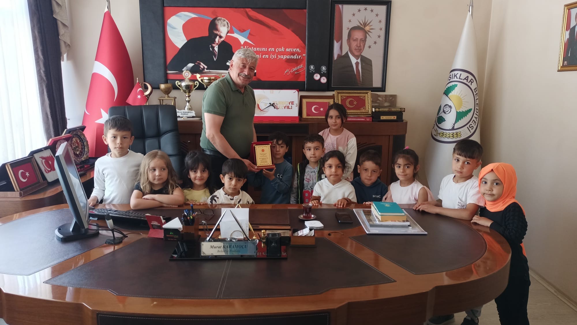 Mi̇ni̇klerden Başkan Karamoçu’ya Zi̇yaret Ve Teşekkür Plaketi̇