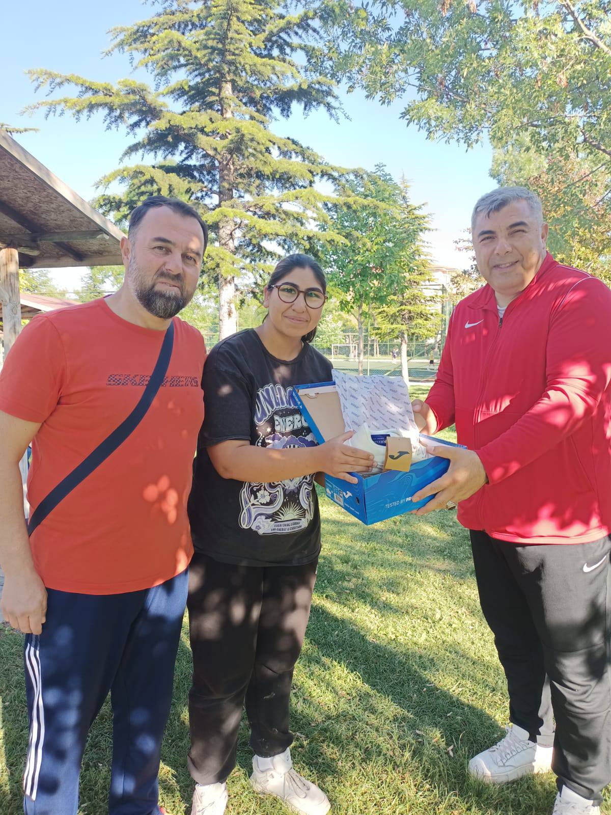 Müdür Sünnetci̇’den Özel Sporculara Moral Hedi̇yesi̇