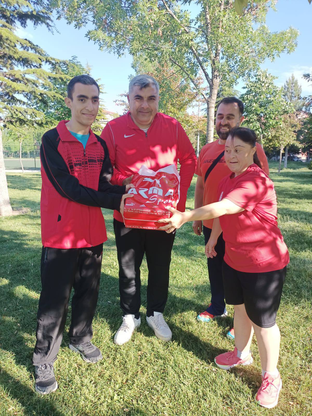 Müdür Sünnetci̇’den Özel Sporculara Moral Hedi̇yesi̇9
