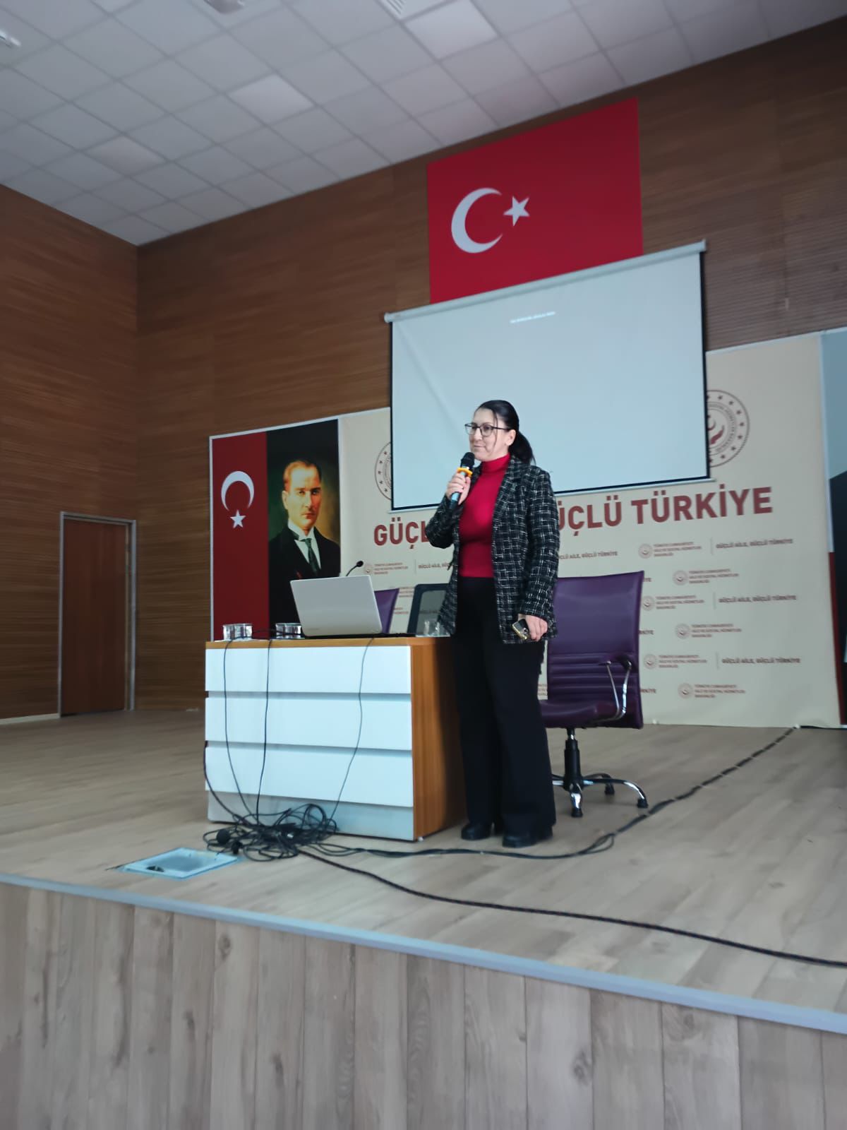Oti̇zmli̇ Bi̇reyler Ve Anneleri̇ne Özel Di̇ş Taramasi