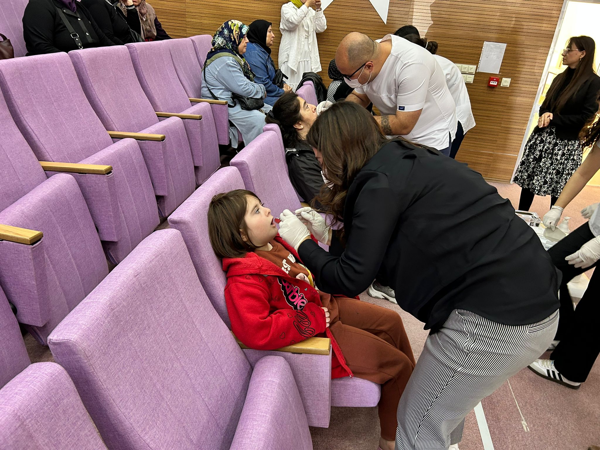 Oti̇zmli̇ Bi̇reyler Ve Anneleri̇ne Özel Di̇ş Taramasi1