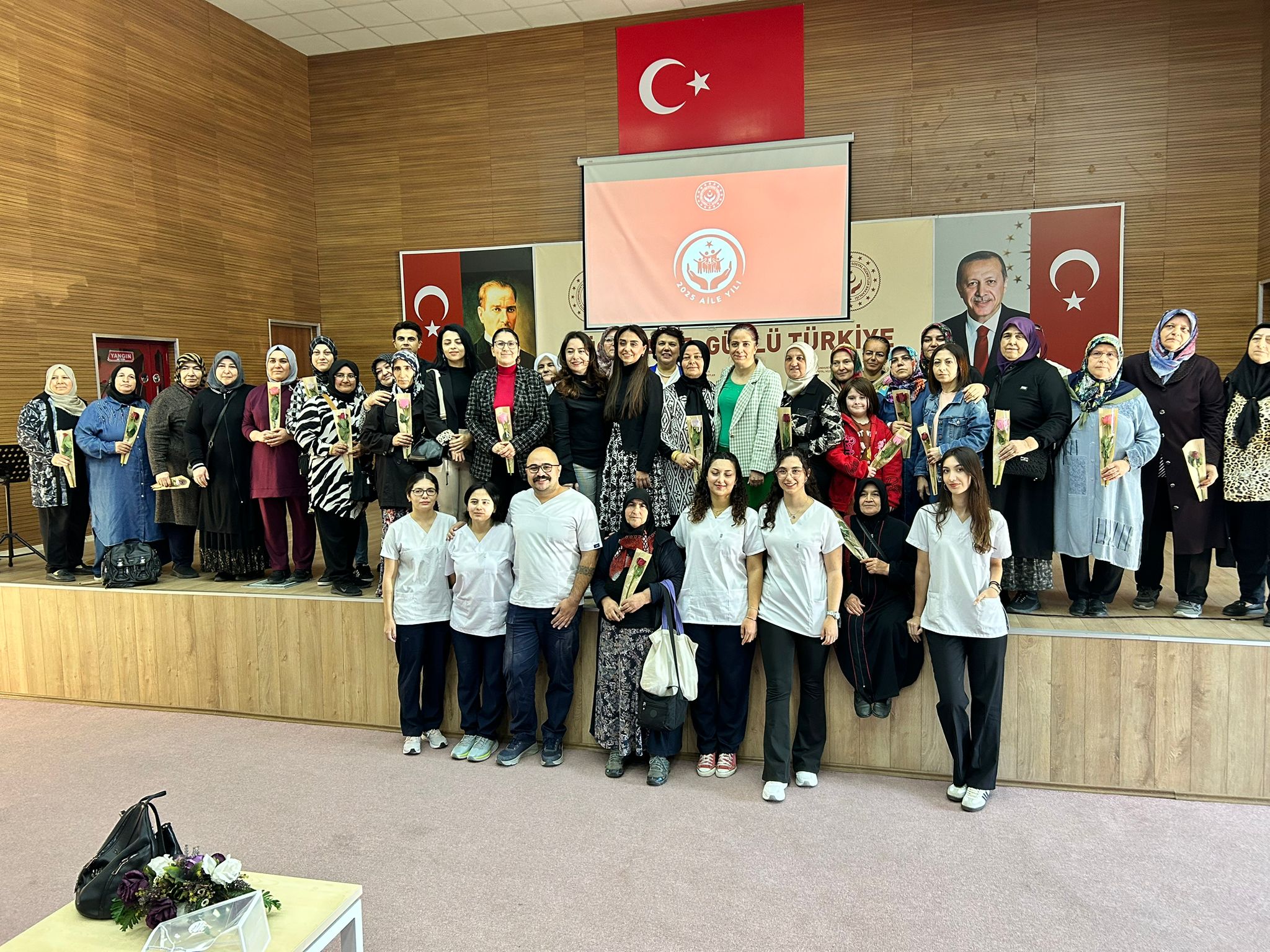 Oti̇zmli̇ Bi̇reyler Ve Anneleri̇ne Özel Di̇ş Taramasi4