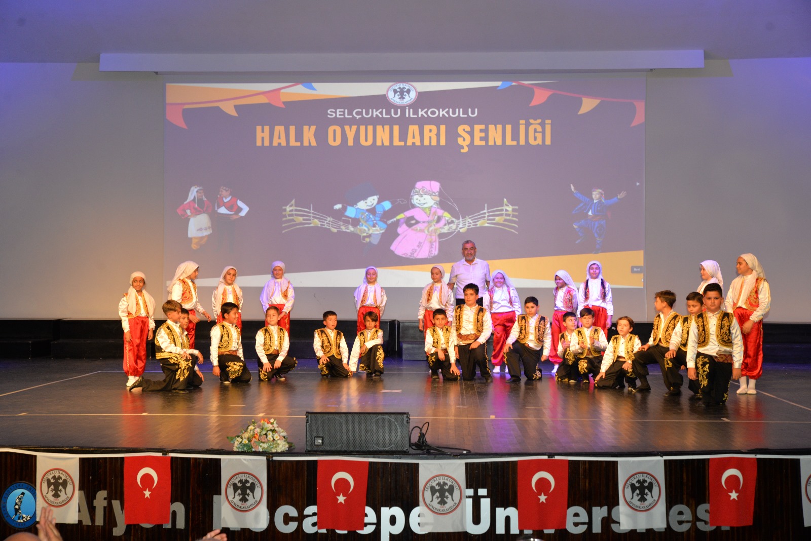 Selçuklu İlkokulu’dan 4. Geleneksel Halk Oyunlari Şenli̇ği̇ Düzenlendi̇! (1)