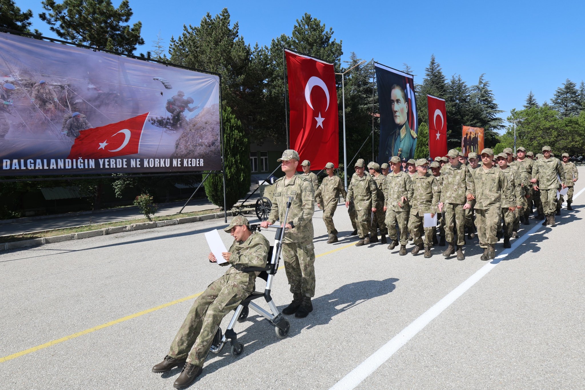 Vali̇ Yi̇ği̇tbaşi, Engelli̇ Bi̇reyler İçi̇n Temsi̇li̇ Askerli̇k Yemi̇n Töreni̇'ne Katildi3