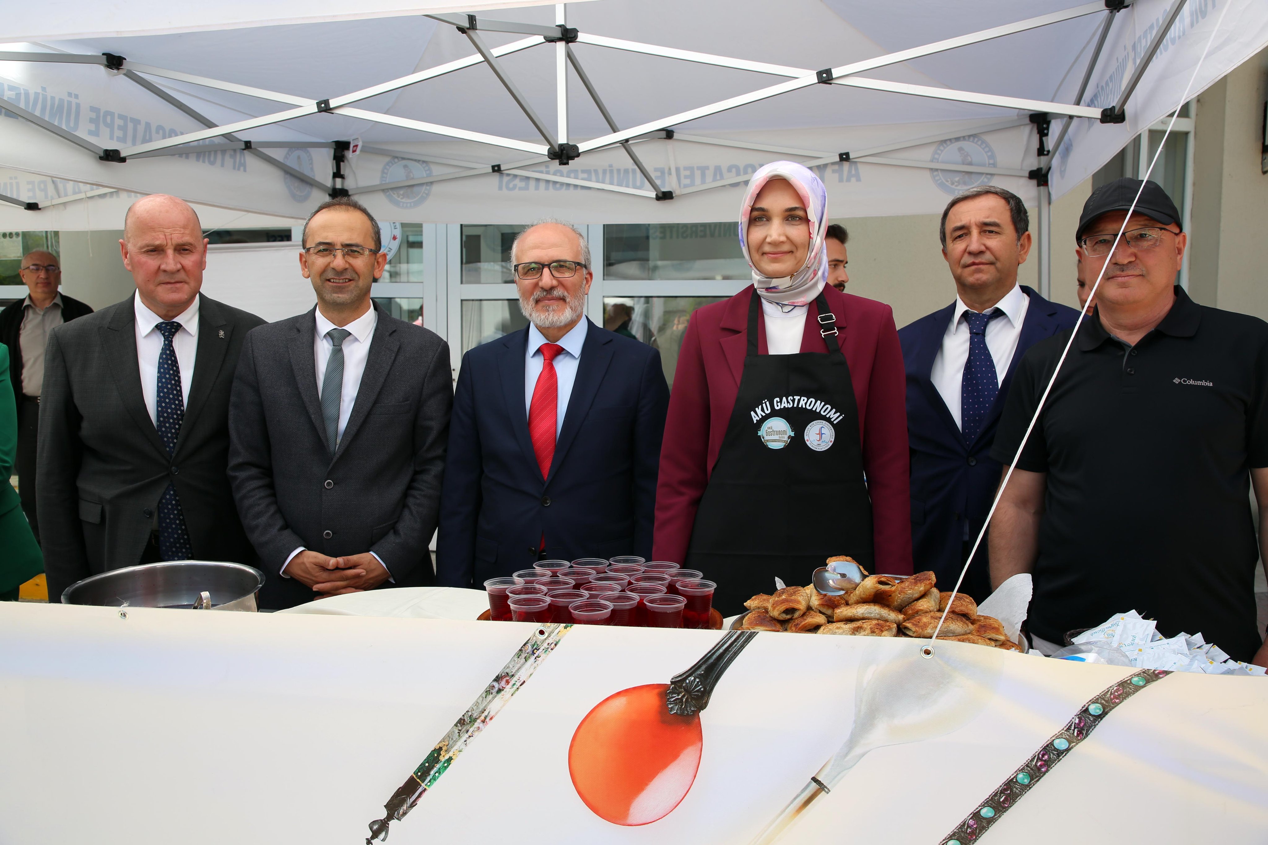 Vali̇ Yi̇ği̇tbaşi, Öğrenci̇lerle Merci̇mekli̇ Bükme Yapti