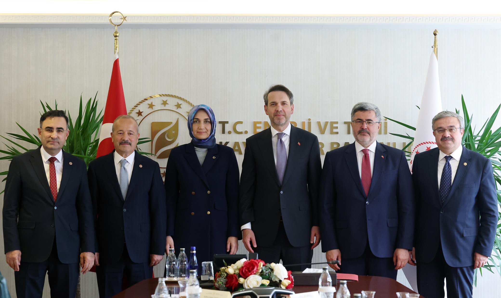 Vali̇ Yi̇ği̇tbaşi Ve Mi̇lletveki̇lleri̇nden Bakan Bayraktar’i Neden Zi̇yaret Etti̇