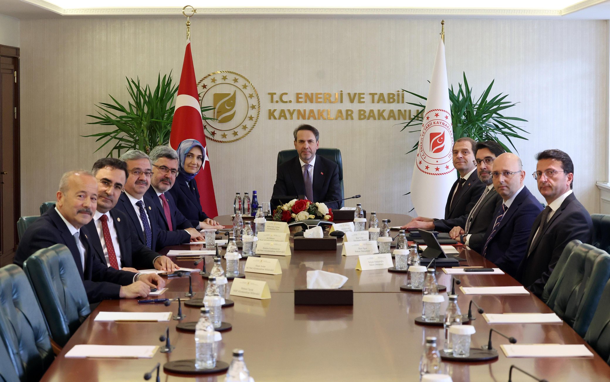 Vali̇ Yi̇ği̇tbaşi Ve Mi̇lletveki̇lleri̇nden Bakan Bayraktar’i Neden Zi̇yaret Etti̇1