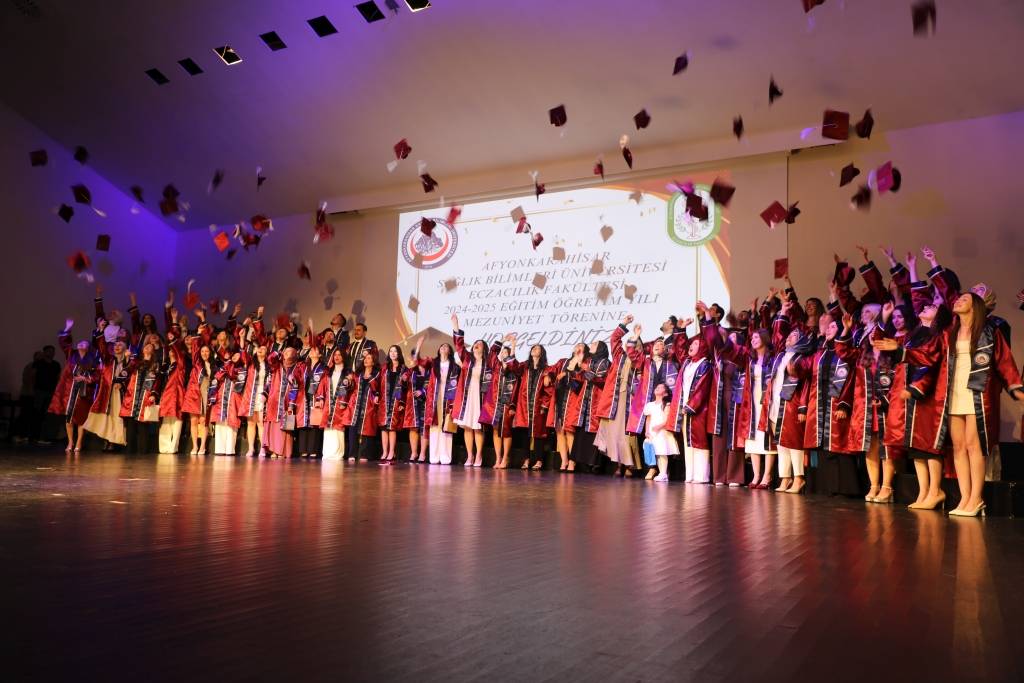 Afsü Eczacilik Fakültesi̇ Mezuni̇yet Töreni̇nde Hem Gözyaşi Hem Gurur