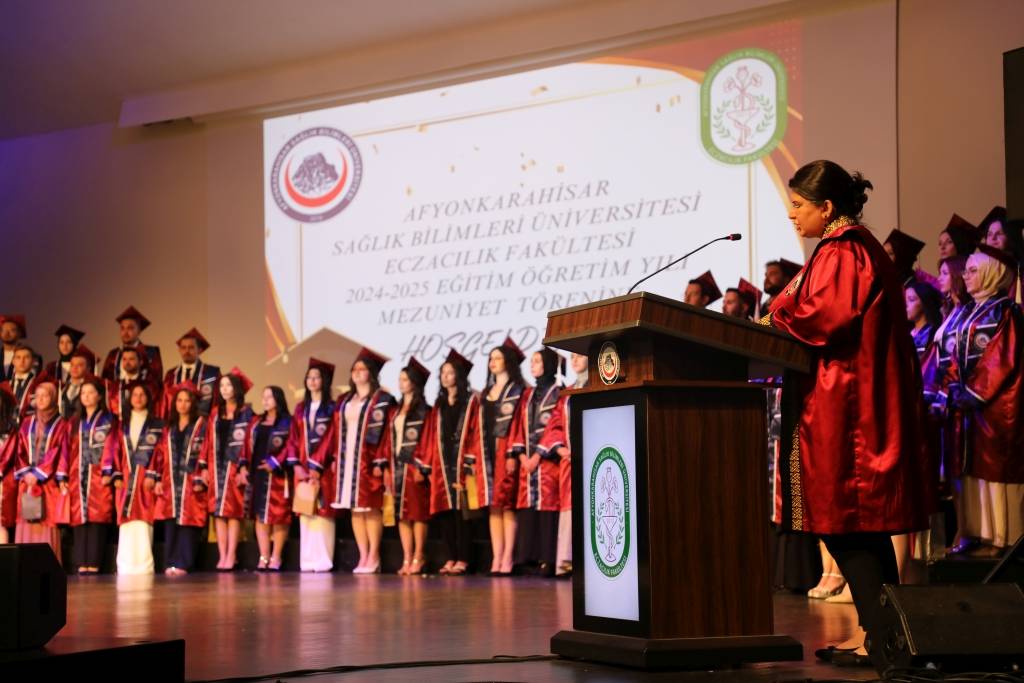 Afsü Eczacilik Fakültesi̇ Mezuni̇yet Töreni̇nde Hem Gözyaşi Hem Gurur2