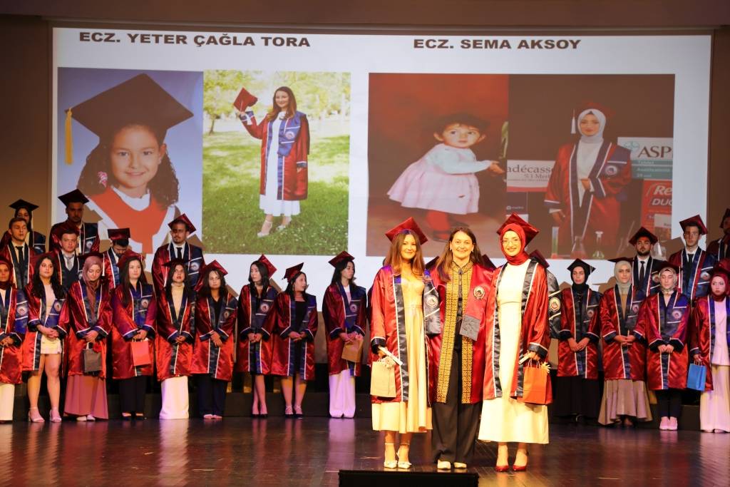 Afsü Eczacilik Fakültesi̇ Mezuni̇yet Töreni̇nde Hem Gözyaşi Hem Gurur8