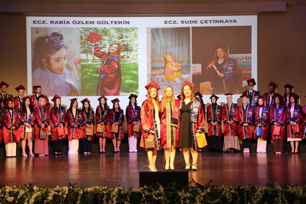 Afsü Eczacilik Fakültesi̇ Mezuni̇yet Töreni̇nde Hem Gözyaşi Hem Gurur89