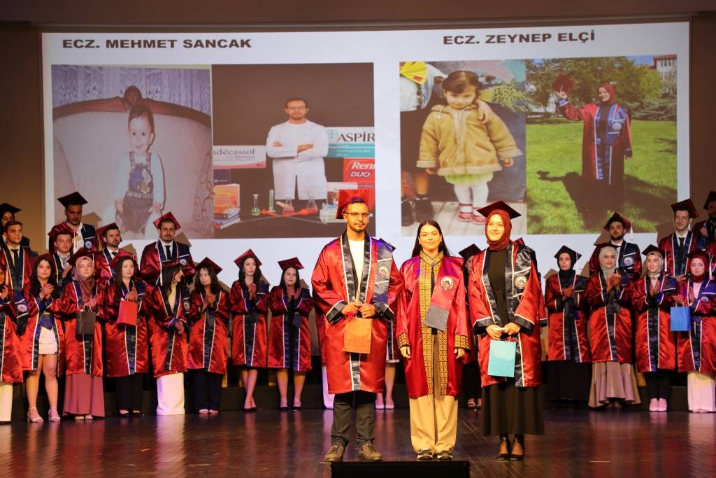 Afsü Eczacilik Fakültesi̇ Mezuni̇yet Töreni̇nde Hem Gözyaşi Hem Gurur9