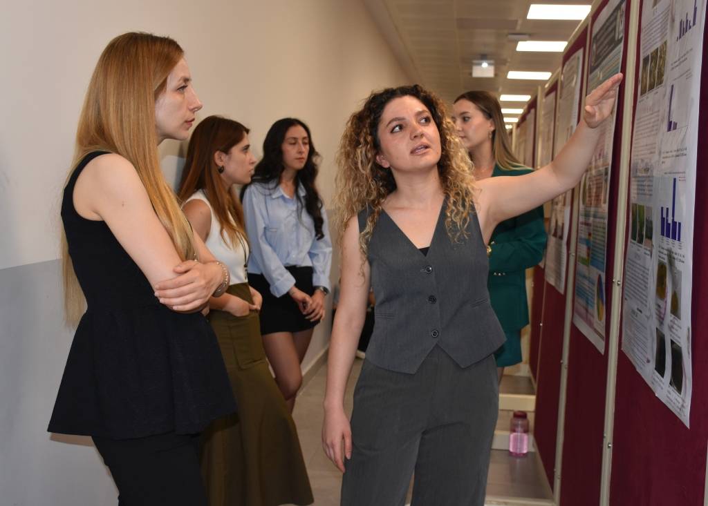 Afsü Eczacilik Fakültesi̇nde Poster Sunumlari Ödüllendi̇ri̇ldi̇4
