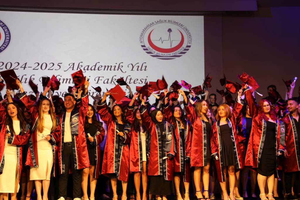 Afsü Sağlik Bi̇li̇mleri̇ Fakültesi̇nden 2025 Yilinda 695 Mezun