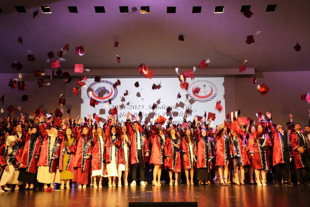 Afsü Sağlik Bi̇li̇mleri̇ Fakültesi̇nden 2025 Yilinda 695 Mezun1