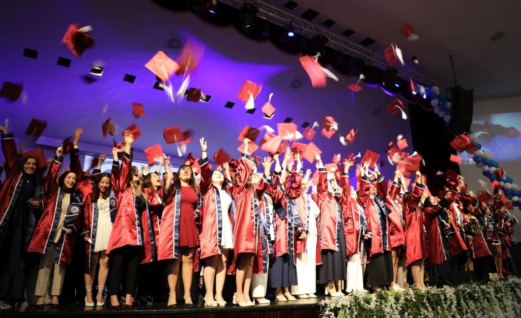 Afsü Sağlik Bi̇li̇mleri̇ Fakültesi̇nden 2025 Yilinda 695 Mezun4