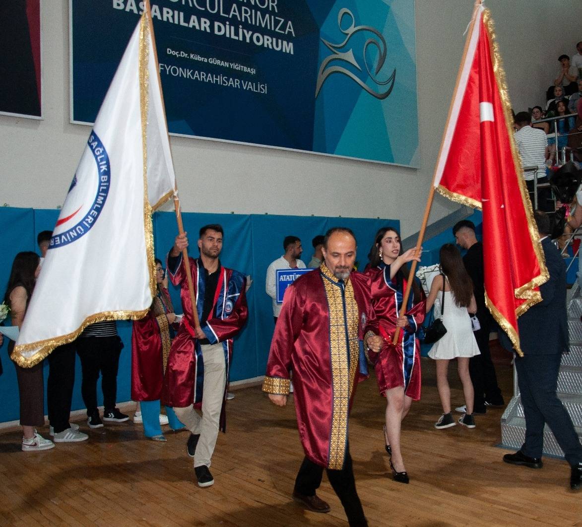 Afsü’de Mezuni̇yet Coşkusu 1000 Sağlikçi Di̇plomalarini Aldi