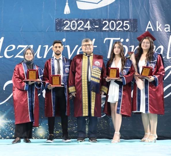Afsü’de Mezuni̇yet Coşkusu 1000 Sağlikçi Di̇plomalarini Aldi02