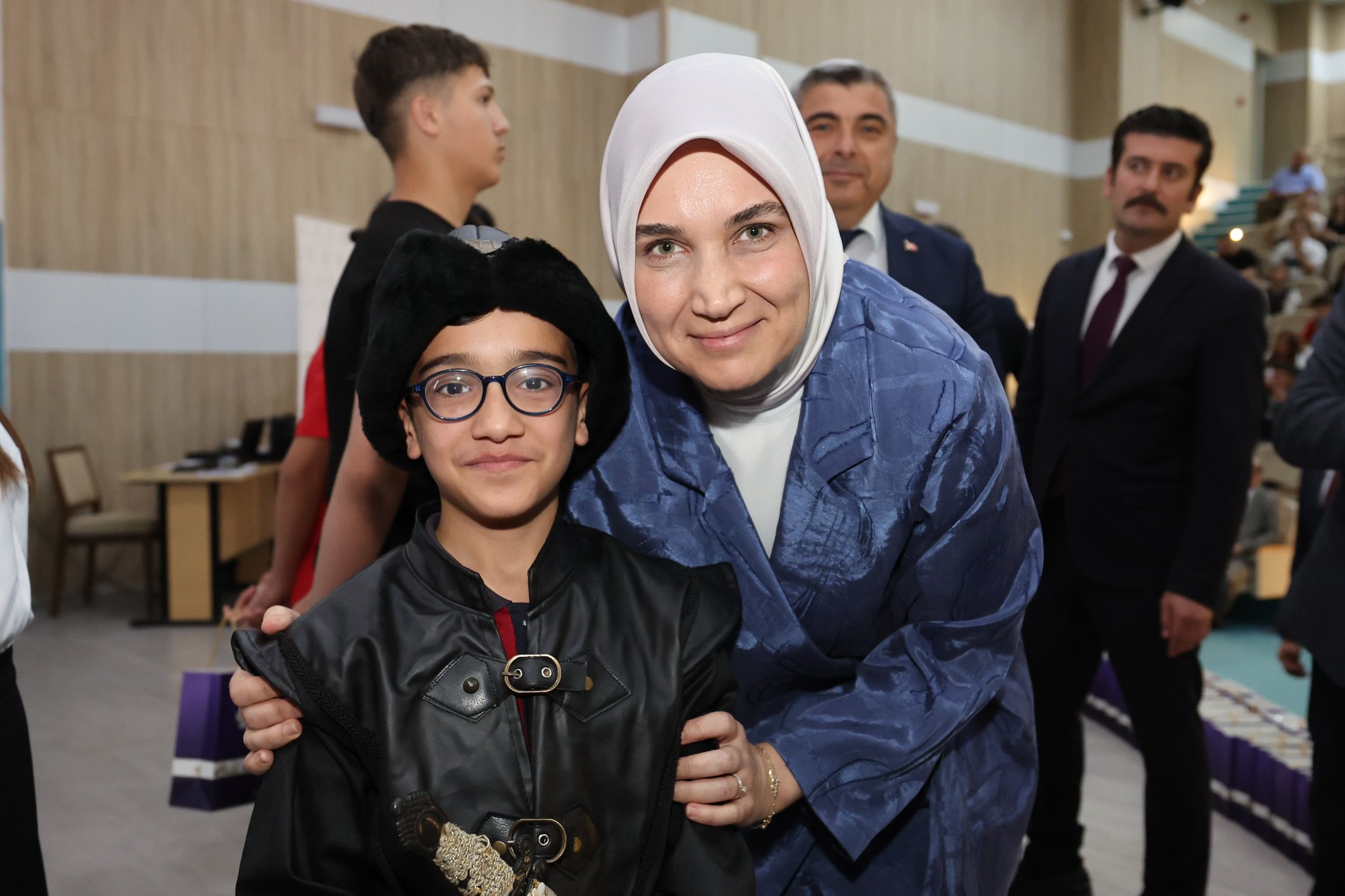 Afyonkarahi̇sar’in Zi̇rvedeki̇leri̇, Ödülleri̇ni̇ Vali̇ Yi̇ği̇tbaşi’nin Elleri̇nden Aldi1-1