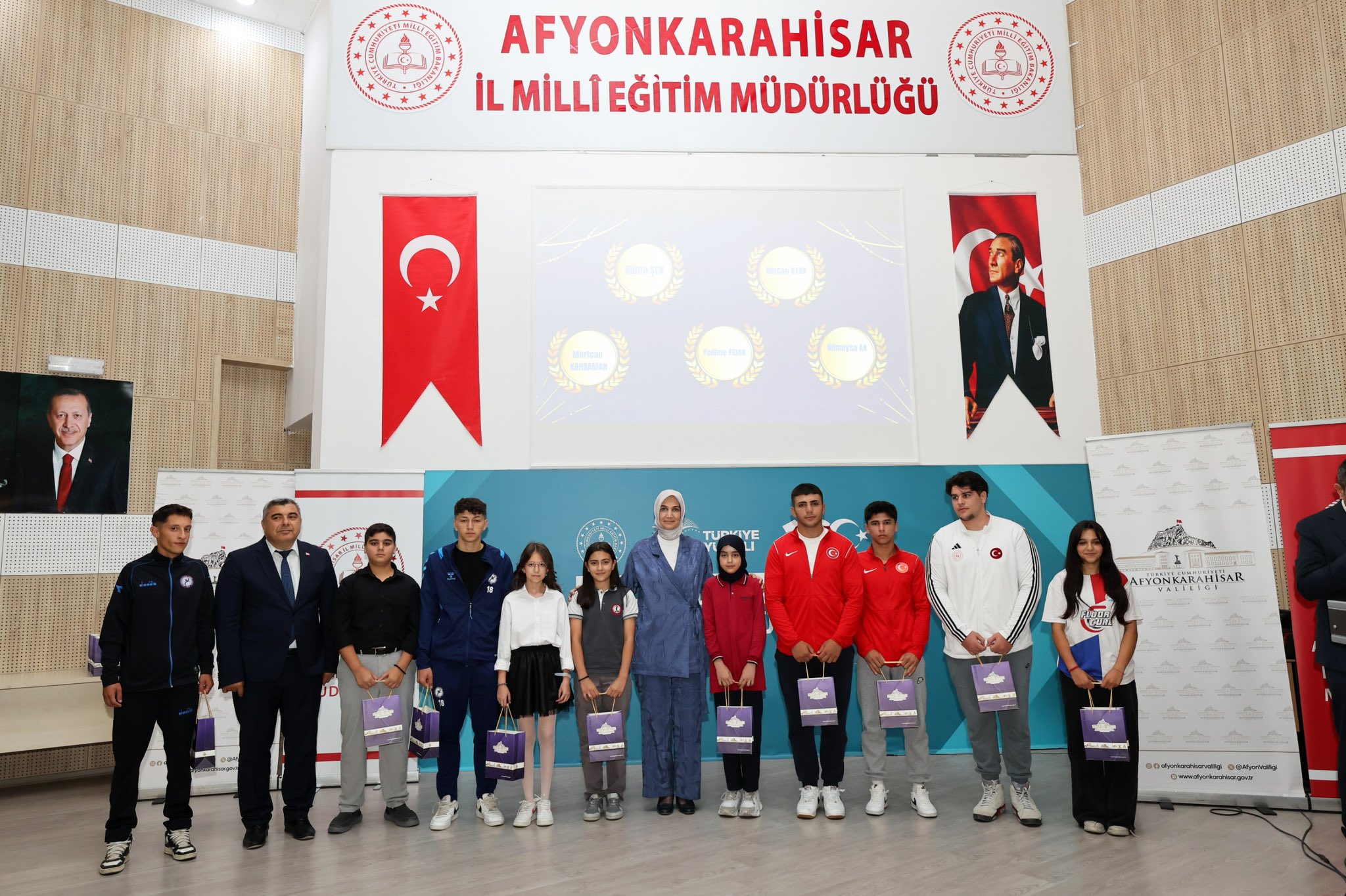 Afyonkarahisar’ın “Zirvedekileri”, Ödüllerini Vali Yiğitbaşı’nın Ellerinden Aldı2-1