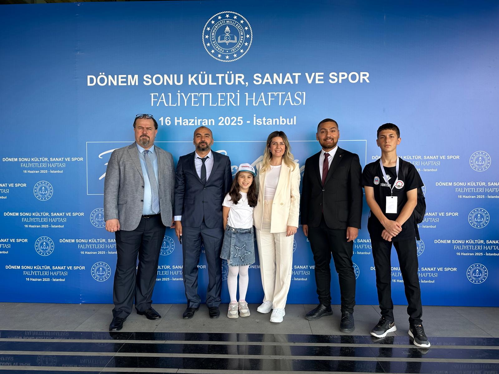 Afyonlu Öğrenci̇ler İstanbul’da Kültür Haftasina Damga Vurdu