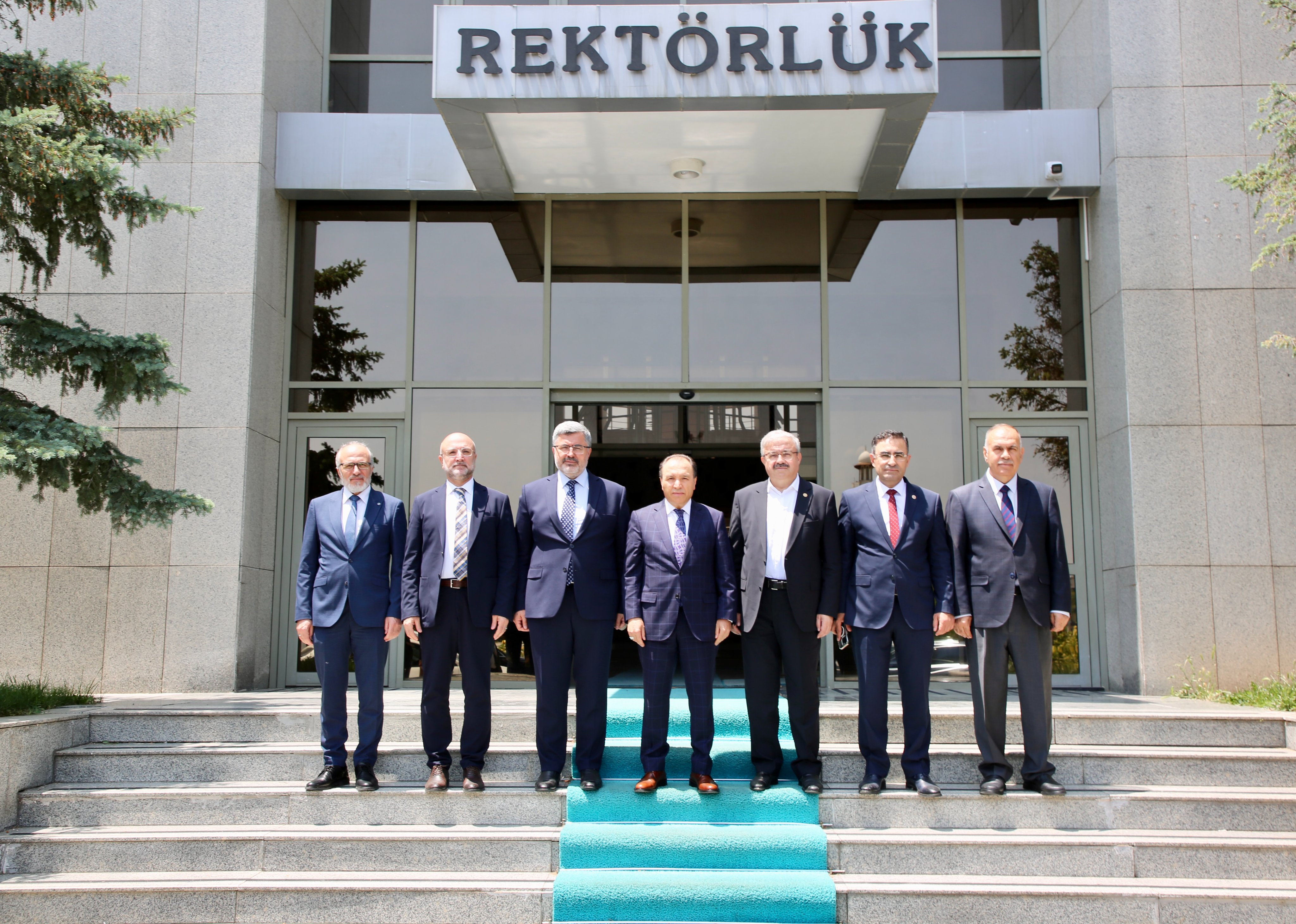 Ak Parti̇ Heyeti̇ Neden Akü Rektörünü Zi̇yaret Etti̇7