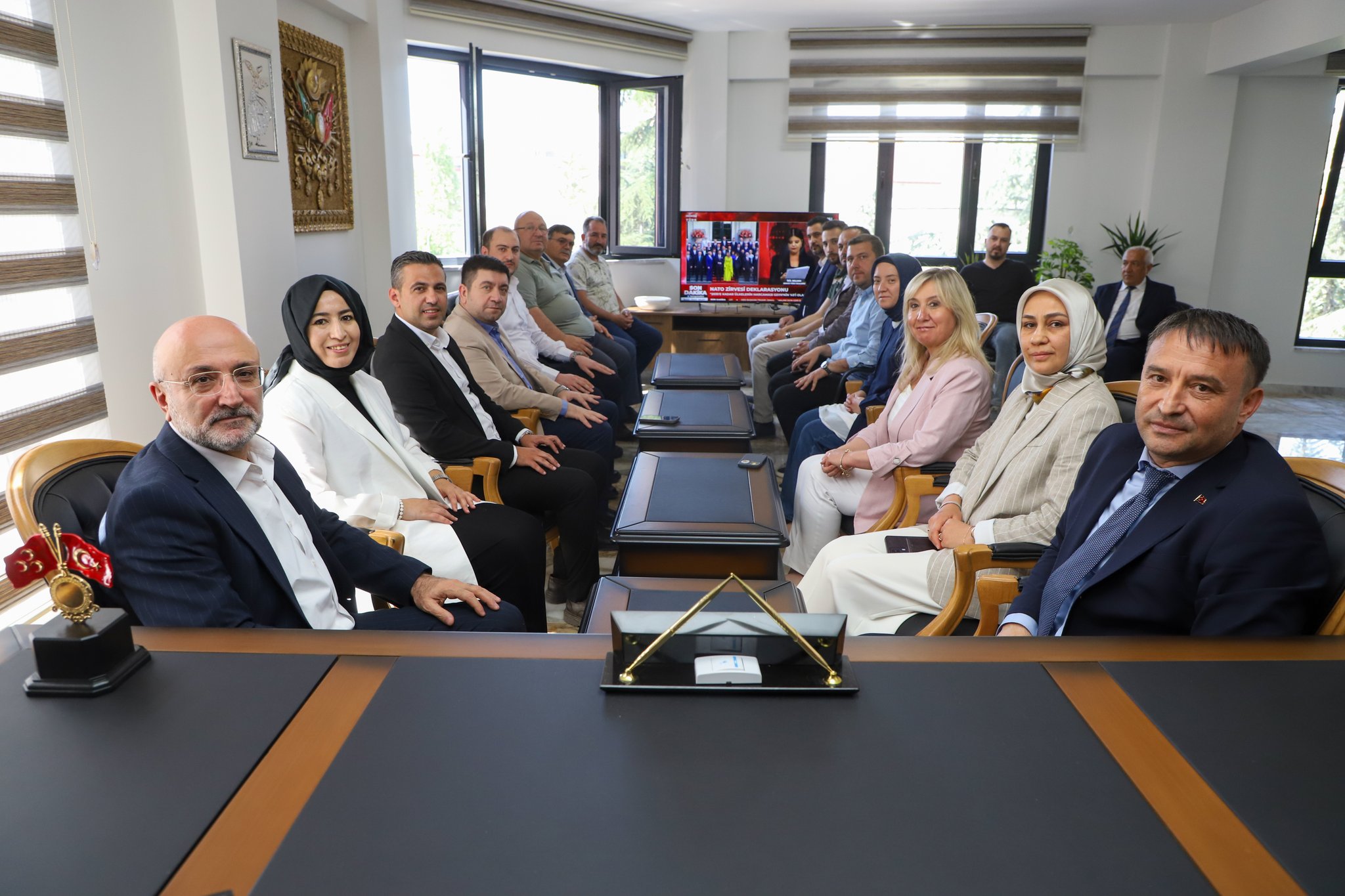Ak Parti̇ Heyeti̇nden Mhp’ye Hayirli Olsun Zi̇yareti̇