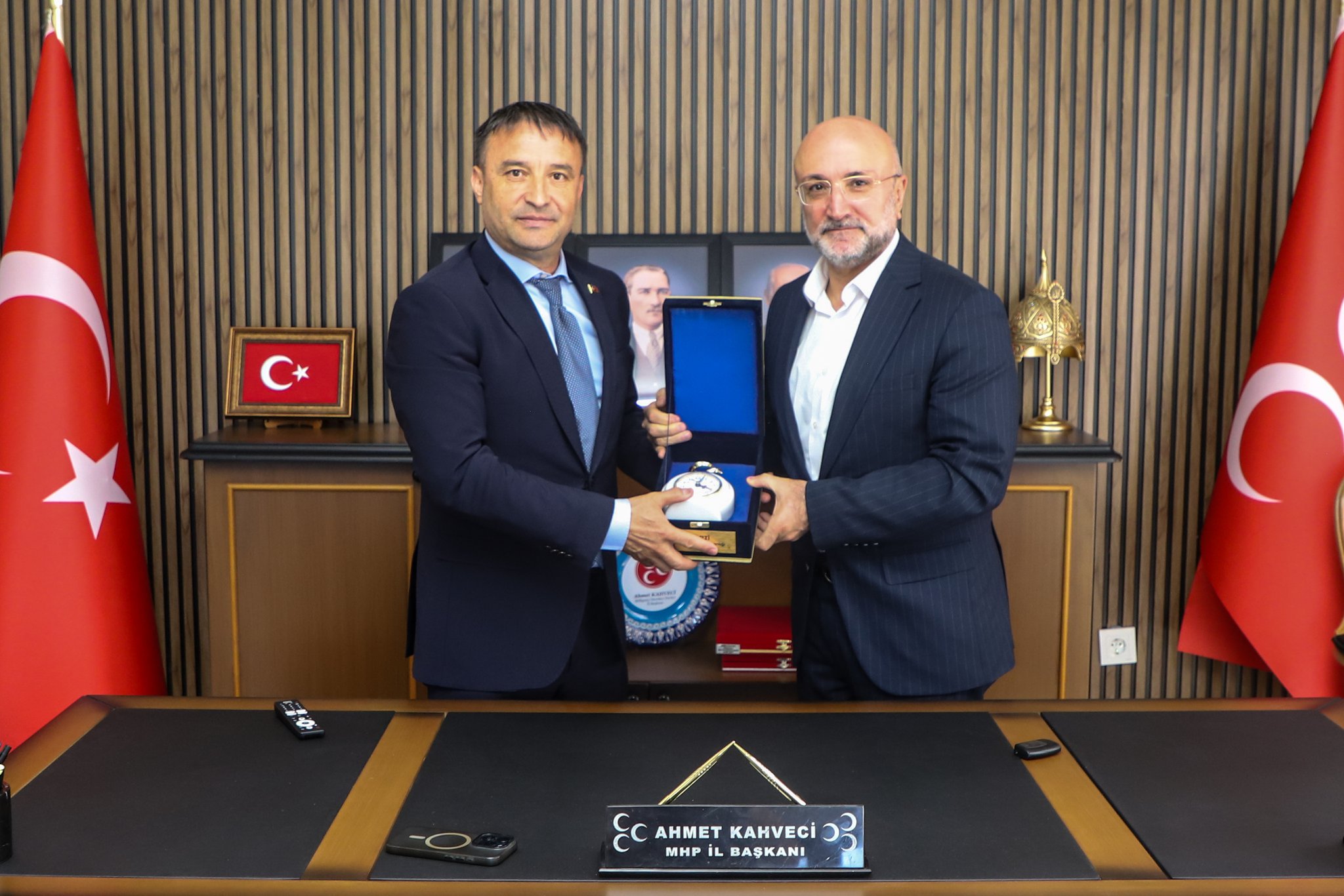 Ak Parti̇ Heyeti̇nden Mhp’ye Hayirli Olsun Zi̇yareti̇1